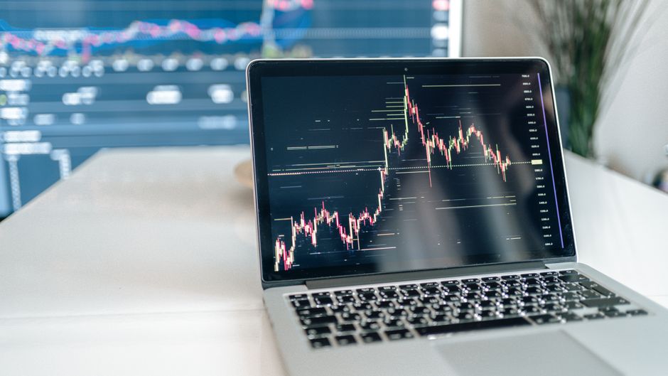 A laptop displays financial data used to track market liquidity and price changes.